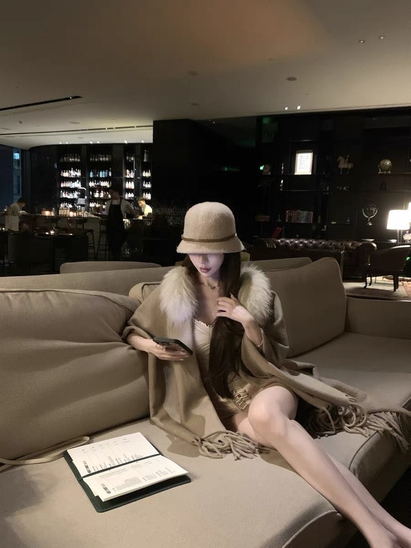 网红明星同款羊毛围巾【京圏女王】F*ndi温柔米驼拼接貉子毛披肩|undefined