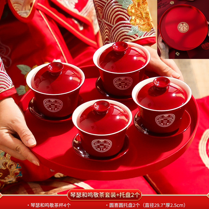 Matrimonio con un juego de tazas de té, un par de cubiertas de tazón rojo, artículos de té, artículos de boda, artículos de boda.