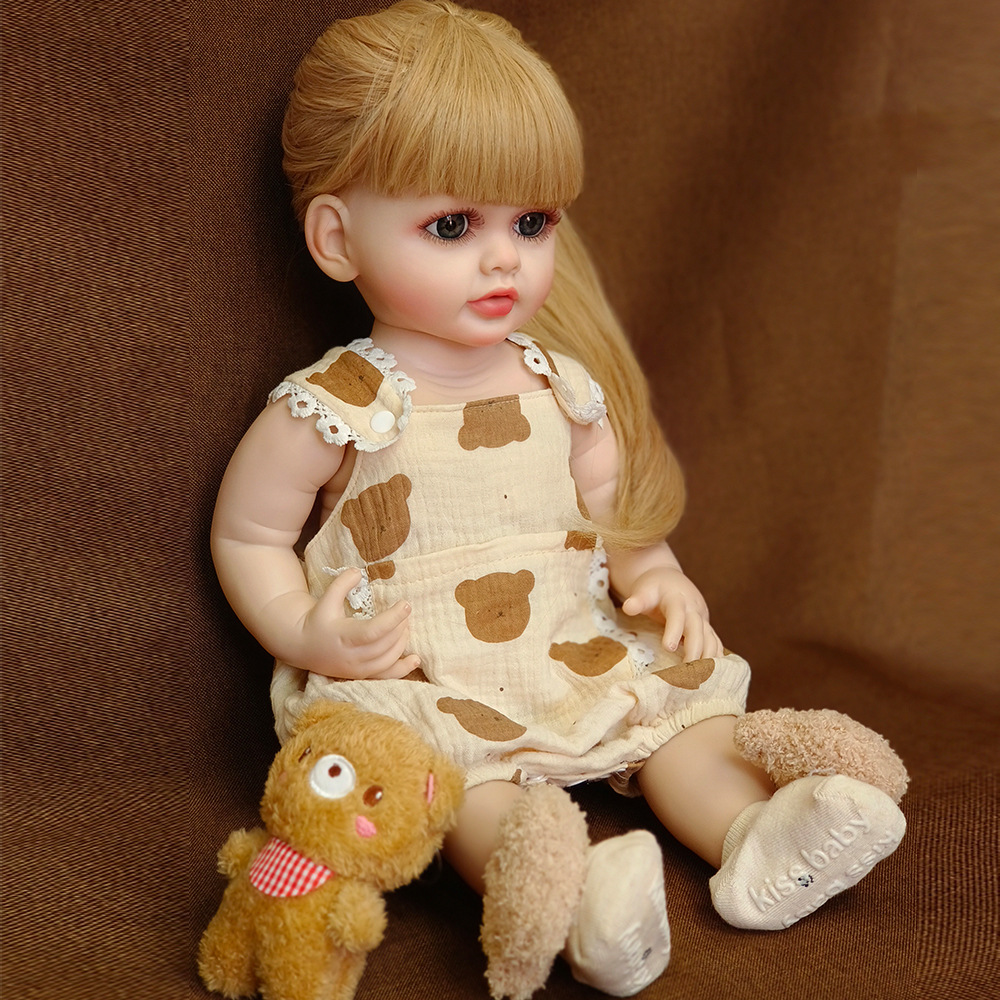 Muñeca suave artificial de 55cm, muñeco realista con cara sonriente, oso de fresa que puede entrar en el agua para acompañar el juguete de muñeca