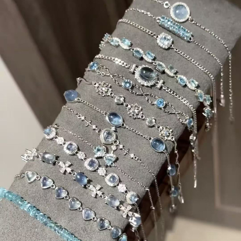 Fashionable sophisticated bracelet with zircon