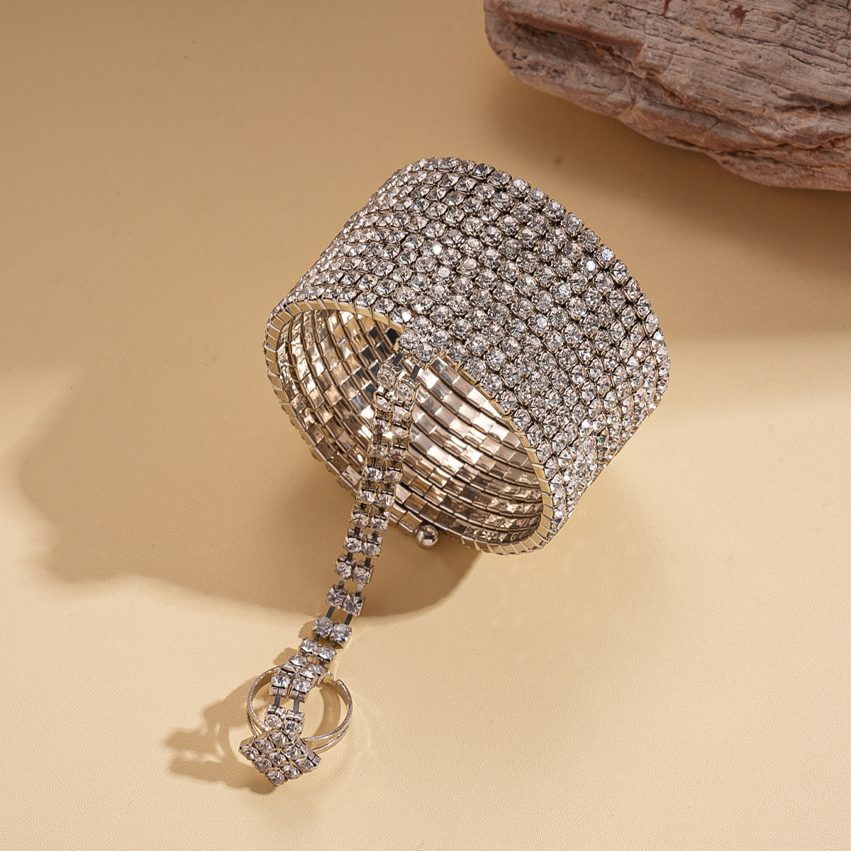 Brazalete de anillo redondo geométrico multicapa con diamantes europeos y estadounidenses, nicho de moda transfronteriza, personalidad ligera y lujosa, joyas de alta calidad para mujeres