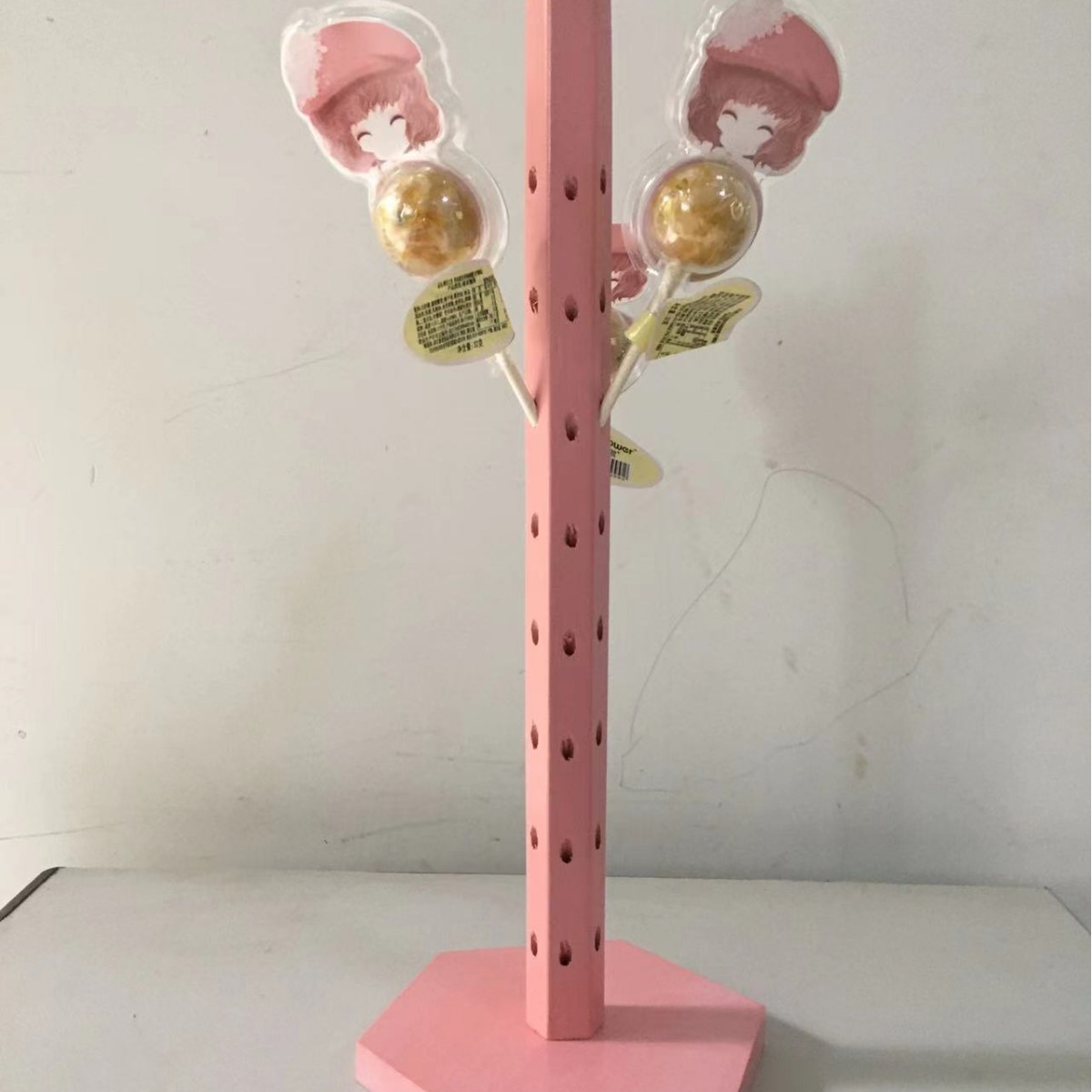 Suministro de agujero redondo fondo cuadrado blanco insertar 360 ° pantalla Candy display stand Lollipop soporte de exhibición azúcar soporte de la zapatilla