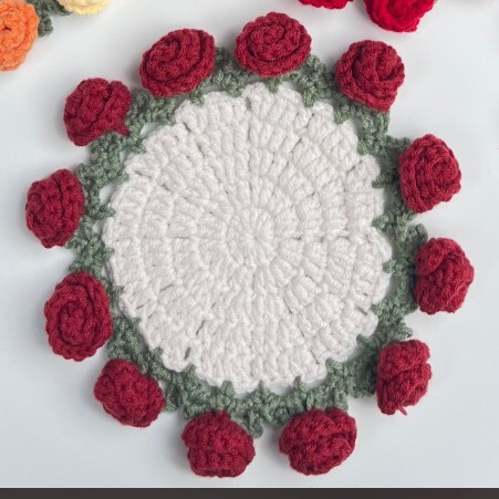 完成した手作りのバラの花束コースター、毛糸のかぎ針編みカップ、手持ちの花束、クリエイティブなギフト、編まれた花のコースター|undefined