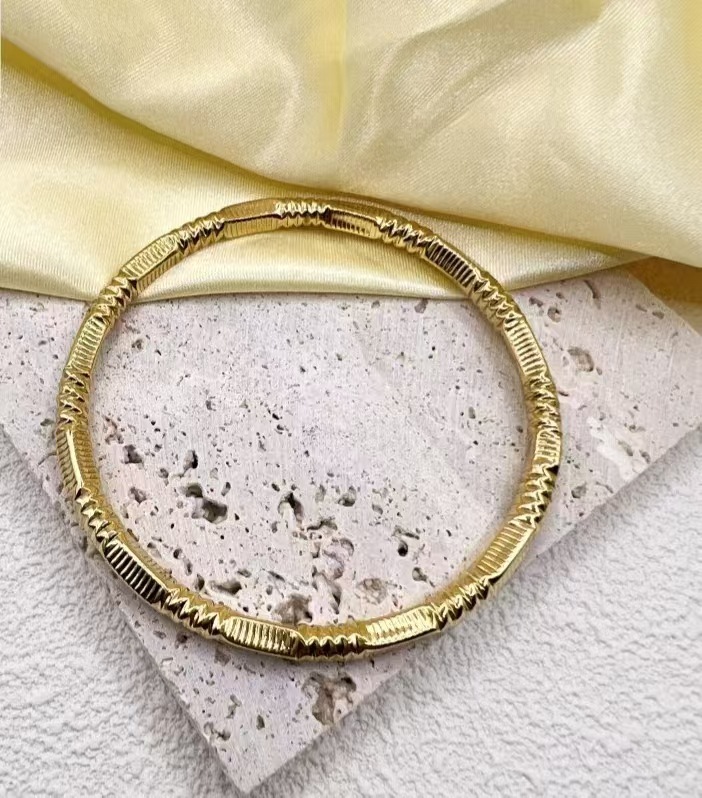 Gold Hollow Design Stainless Steel Bangle Bracelet for Women detail image 9