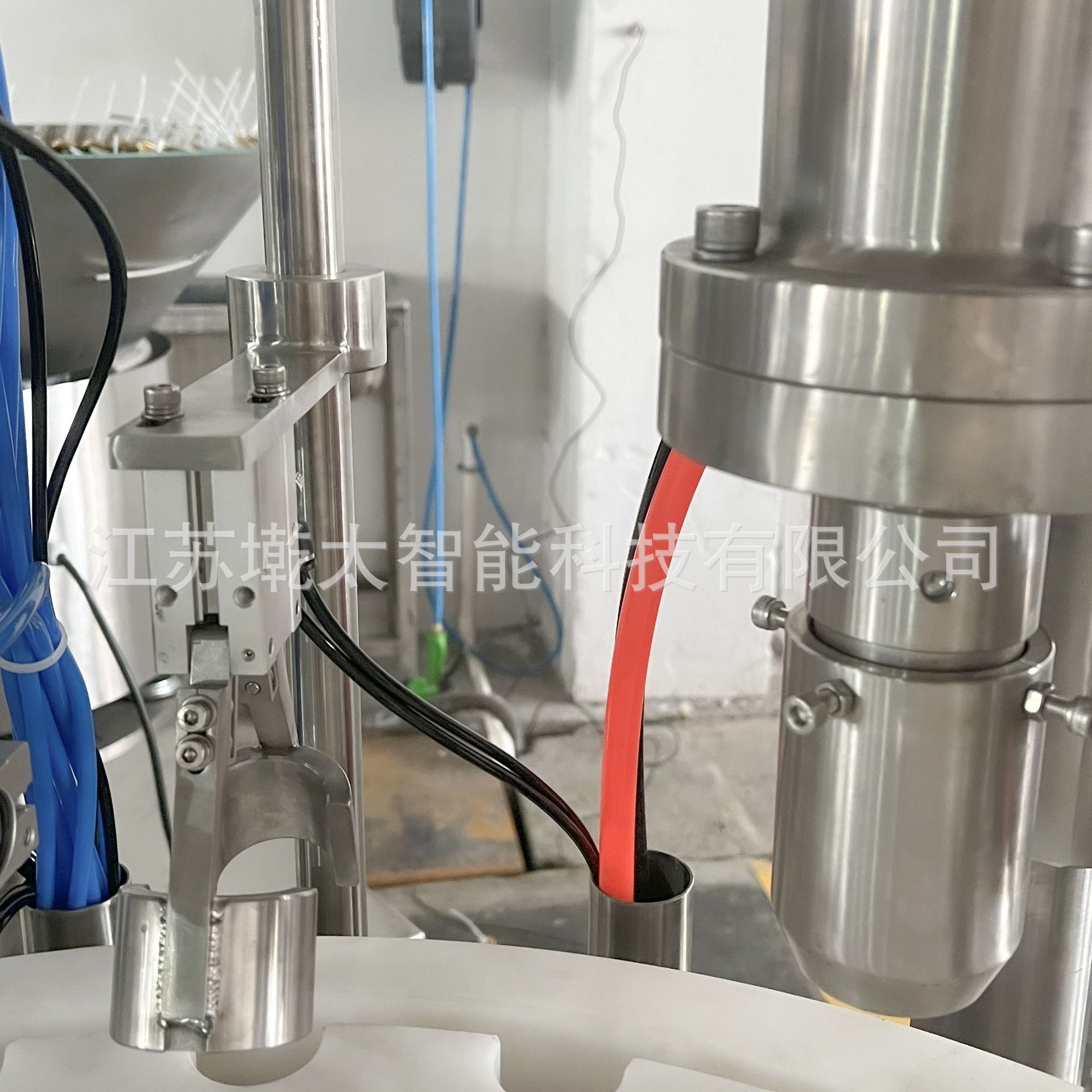 Válvula superior de aerosol binario automático que sella la máquina todo en una máquina de aluminio líquido del aerosol de la válvula superior del aerosol del tanque que sella la máquina