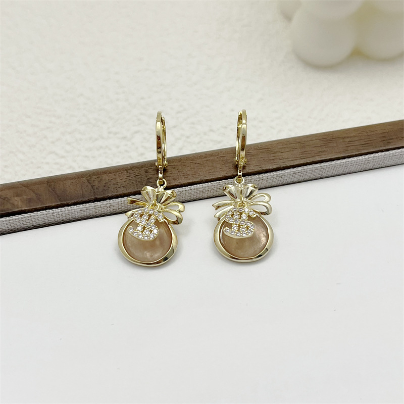 Elegant earrings with zircon