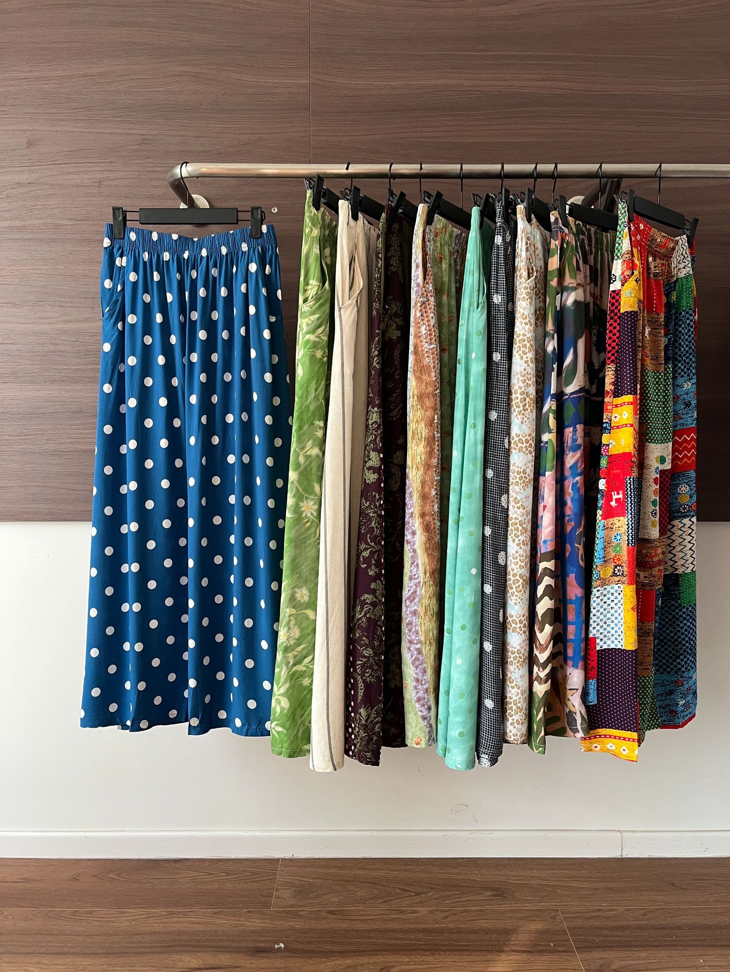 Hongnan - Real shot of a comfortable elastic-waist vintage floral A-line skirt with pockets, made of Lyocell cotton, perfect for a sweet stroll