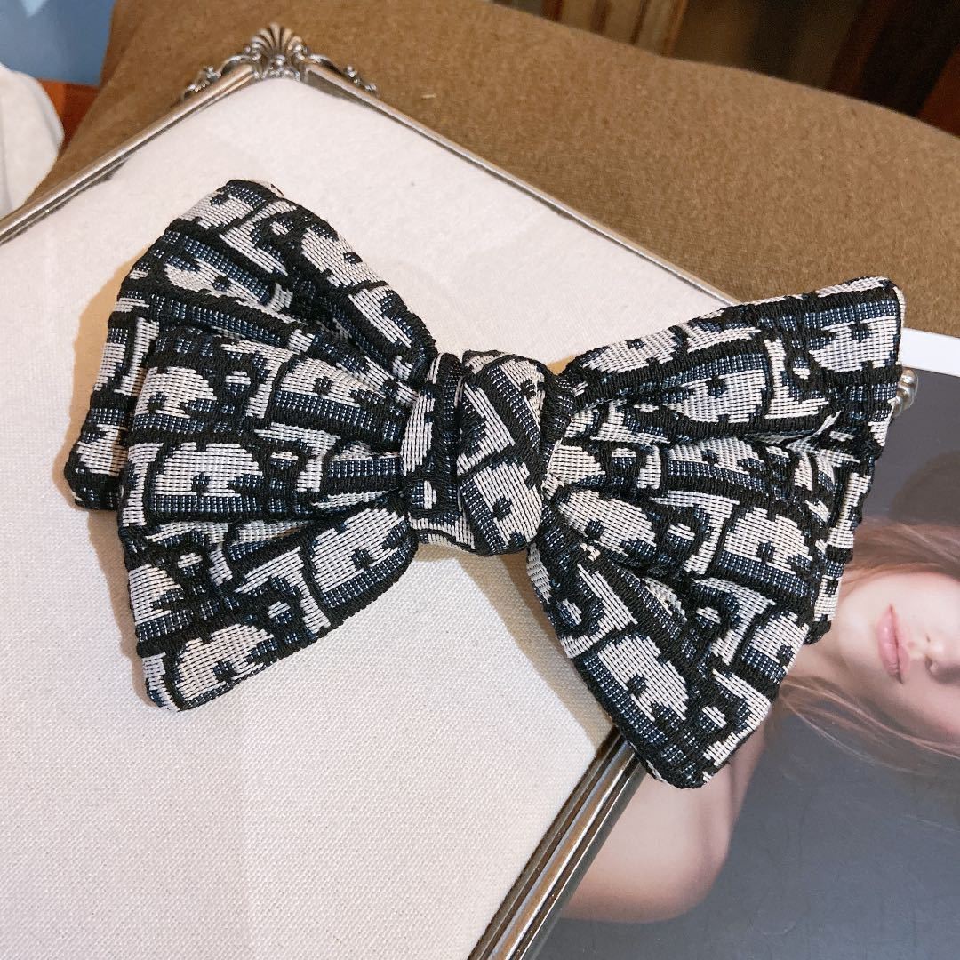 アルファベットの蝶結びのカチューシャは顔の小さいカチューシャを見せます。