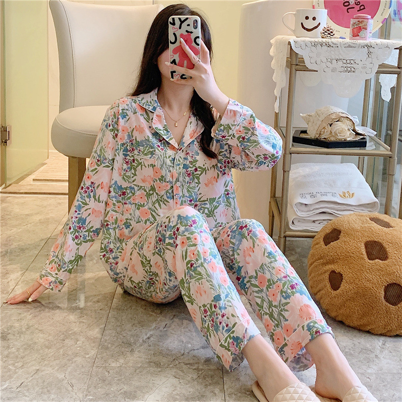 분홍색 꽃과 녹색 잎