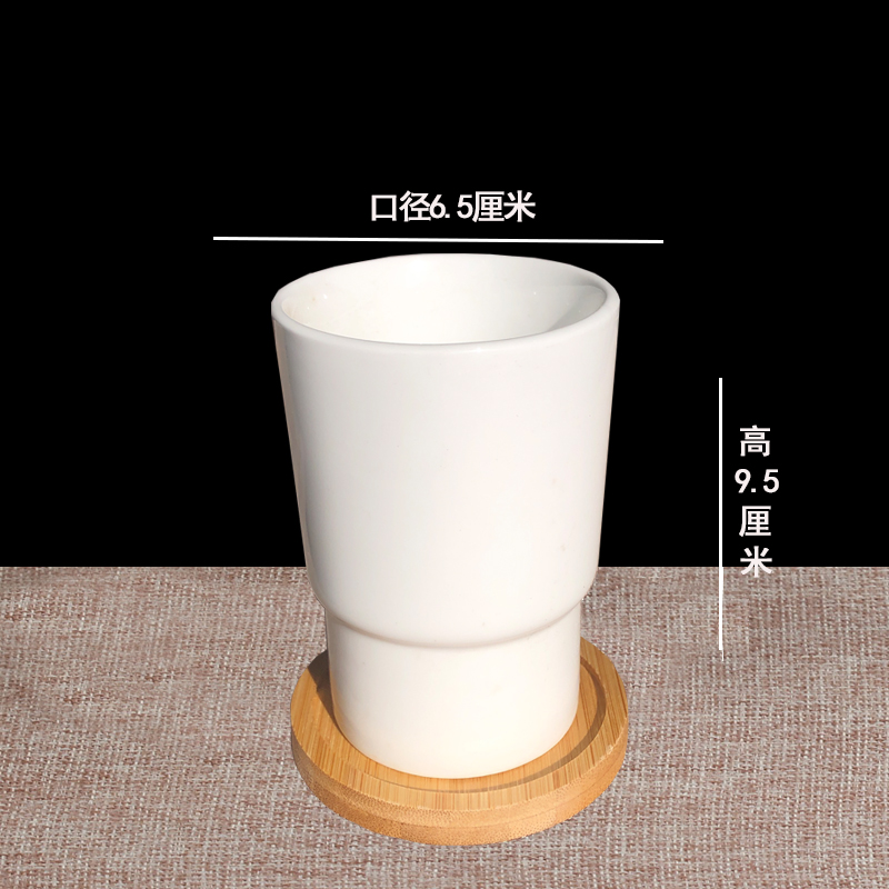 Taza alta y baja de color albaricoque con pequeño soporte de bambú