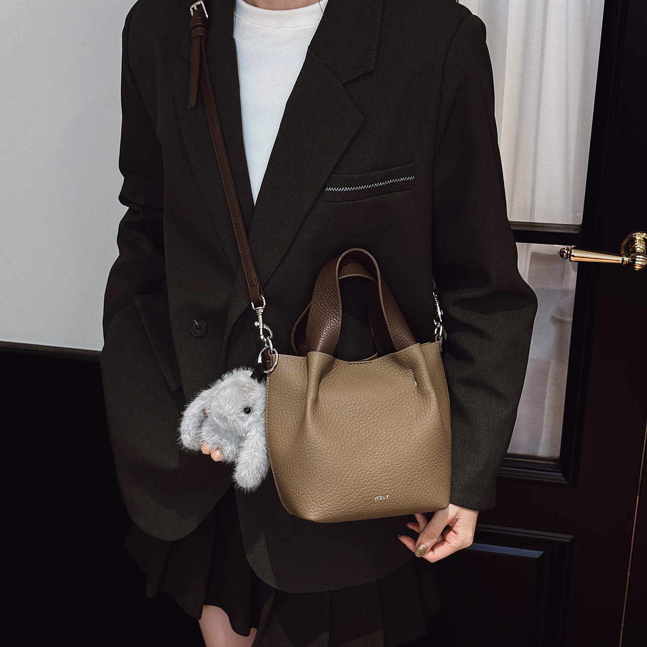 High-end nicho litchi pequeño bolso de cubo para mujeres 2025 nueva moda de hombro mochila bolso de mano