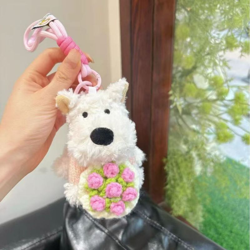 西高地のぬいぐるみが花をささげています。|undefined