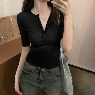 Черный V -neck положительное плечо пятый из рукава Женская футболка лето 2026 продвинутый смысл обтягивающий стройнящий дизайн смысл кнопки короткий куртка