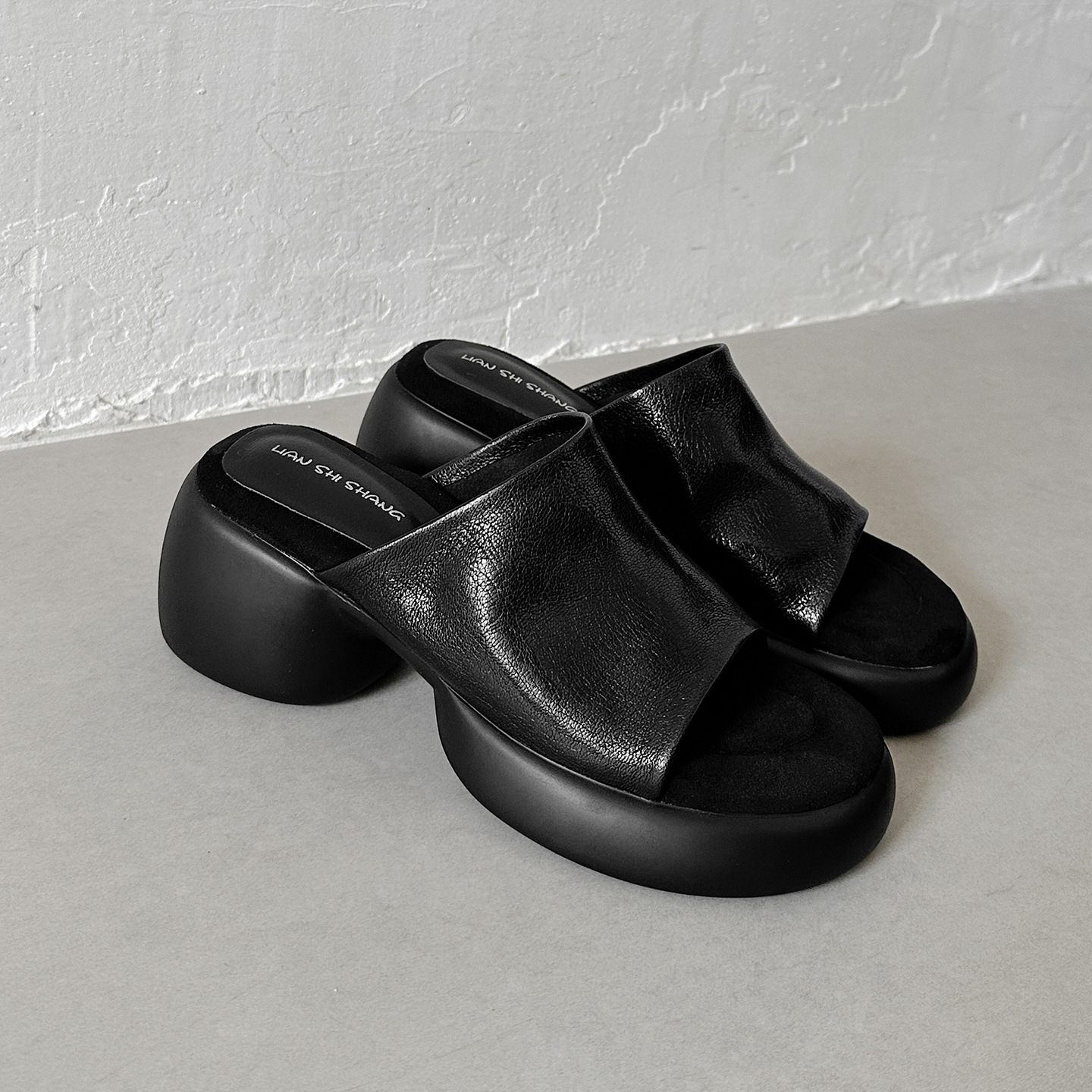 Dép lê nữ da cừu đế dày 7 cm, sandal hở mũi tăng chiều cao — đen