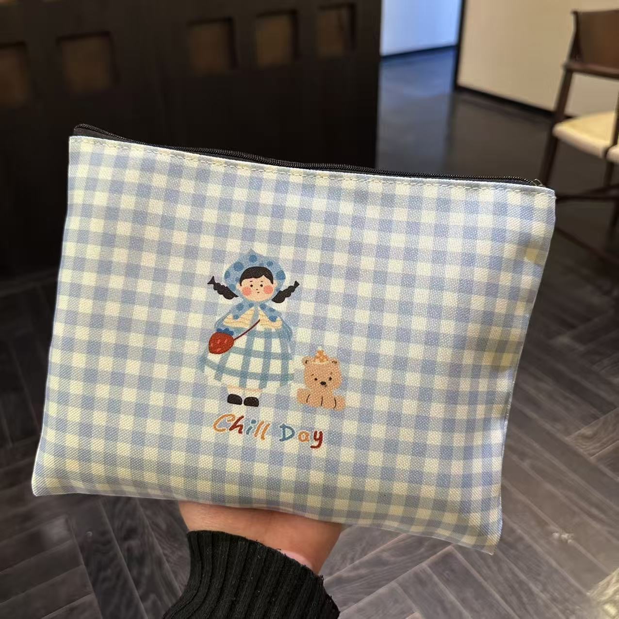 Blue Plaid High-Value Clutch Bag with Large Capacity, Popular Makeup Bag, New Versatile Storage Cartoon Makeup Bag for Students