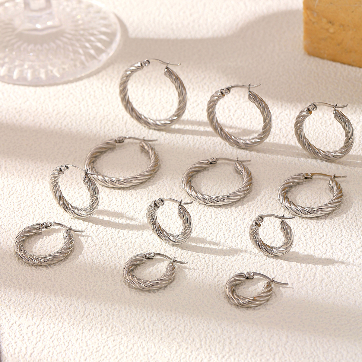 TENA Europa y los Estados Unidos venta caliente de anillo de acero inoxidable de acero de titanio de moda de diseño lineal pernos de orejas joyas transfronterizas