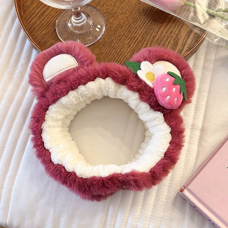 顔を洗って髪を洗って新型の少女の韓国の化粧をつけてマスクの専用のカチューシャをつけます。