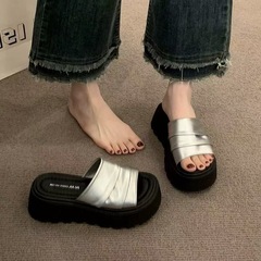 厚底高めのしわのあるレザービーチサンダル、女性用夏アウター2025新スタイル、スカート付きビーチサンダル、多用途