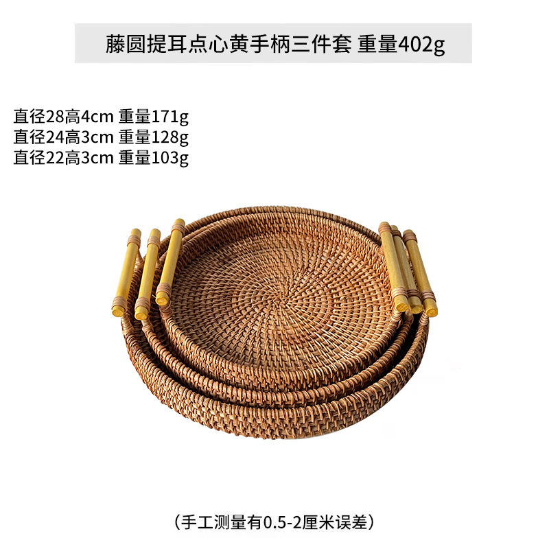 囲炉裏でお茶を煮ます。手作りの藤編みのお菓子です。|undefined
