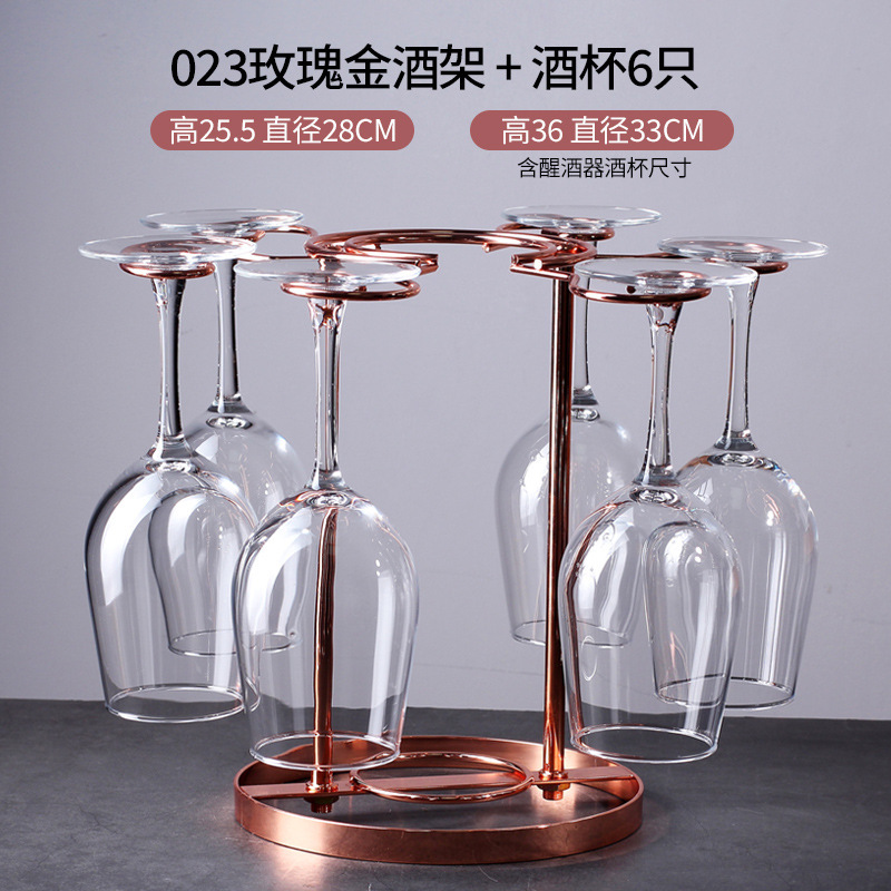 軽くて豪華な風の金色の酒の箱はワインの棚を飾ってワインの棚のワインの杯の棚を並べます。|undefined