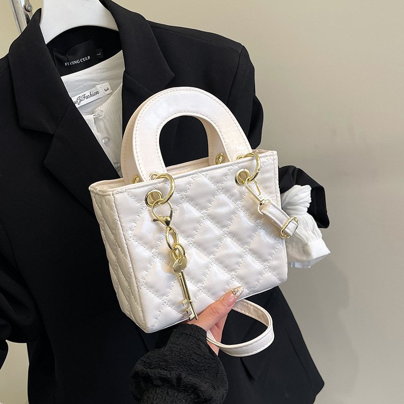 Bolso bolso de mujer con textura de diamante bordado versión coreana de 2025 primavera y verano nicho ins bolso de mensajero de un solo hombro de alto valor