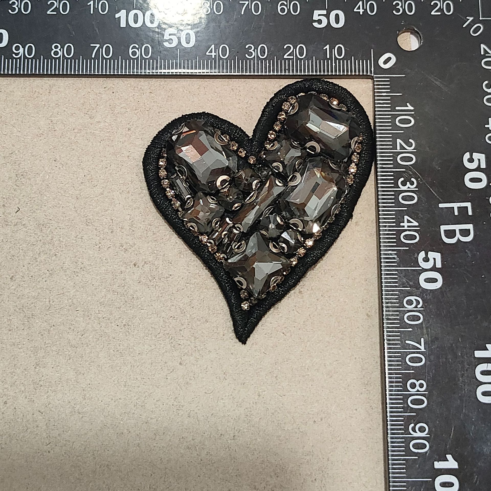 블랙 자수 가장자리