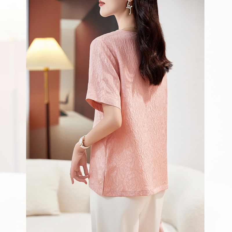 Silk solid color T-shirt with a round collar