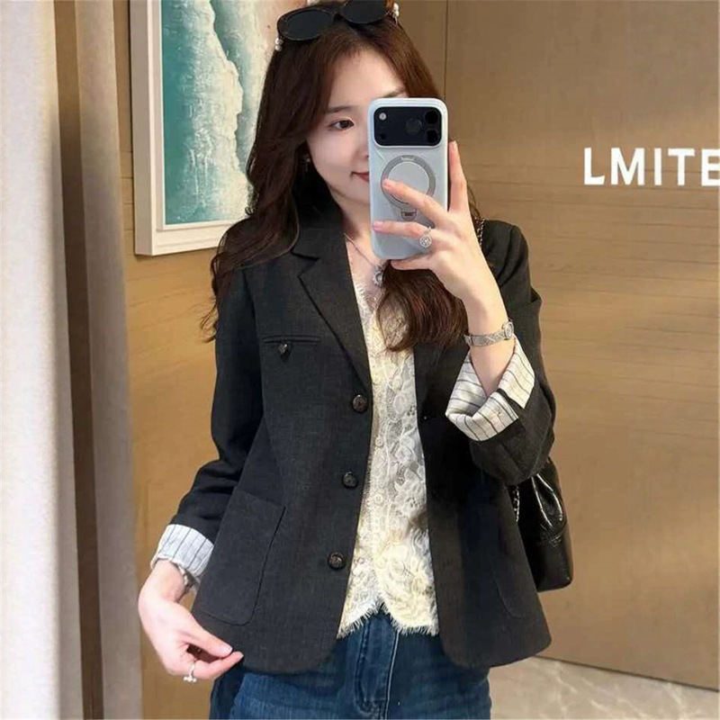 High-end women's blazer, 2026 autumn new collection, short style, dark gray, double-breasted, striped lining, age-reducing top High-end women's blazer, 2026 autumn new collection, short style, dark gray, double-breasted, striped lining, age-reducing top