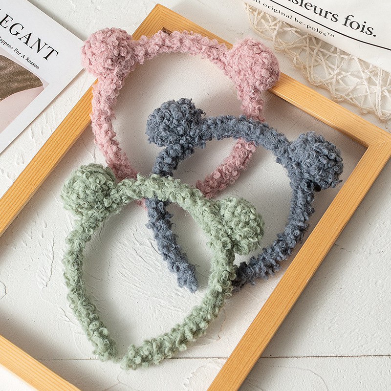 [Pequeña venta al por mayor] 2022 nueva cinta de bola de oso de peluche antideslizante de lavado de cara de lana de cordero de color caramelo