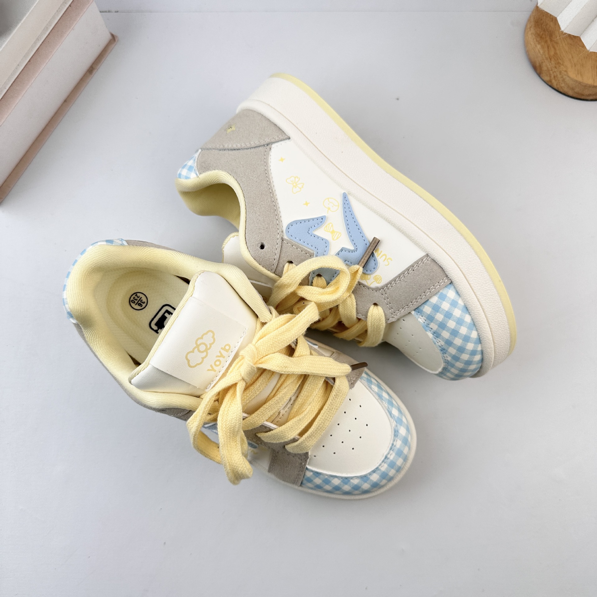 Yuanbo coreano fresco fondo grueso de dibujos animados zapatos blancos para mujeres 2025 nuevo estilo de moda versátil zapatos de pan de nicho