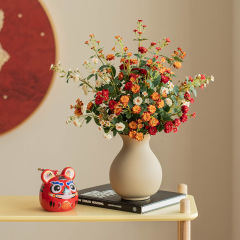 陶磁器の花瓶はシャクヤクのバラの花の専用の花瓶を挿します。