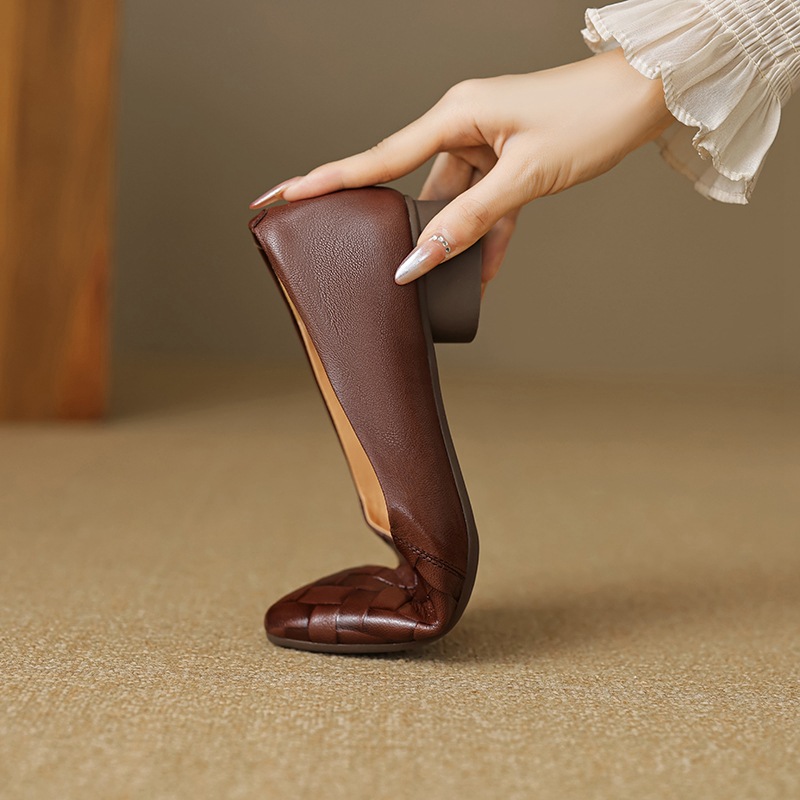 Giày lười nữ mũi tròn miệng nông gót thấp da cừu dập nổi cổ điển — Màu nâu
