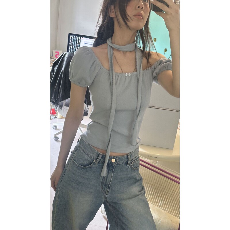 Now the 2026 Summer New Model from Korean Designer Fl*Tta Is a Sweet Puff-Sleeved Halter-Neck Short-Sleeved T-Shirt with Ribbons Now the 2026 Summer New Model from Korean Designer Fl*Tta Is a Sweet Puff-Sleeved Halter-Neck Short-Sleeved T-Shirt with Ribbons