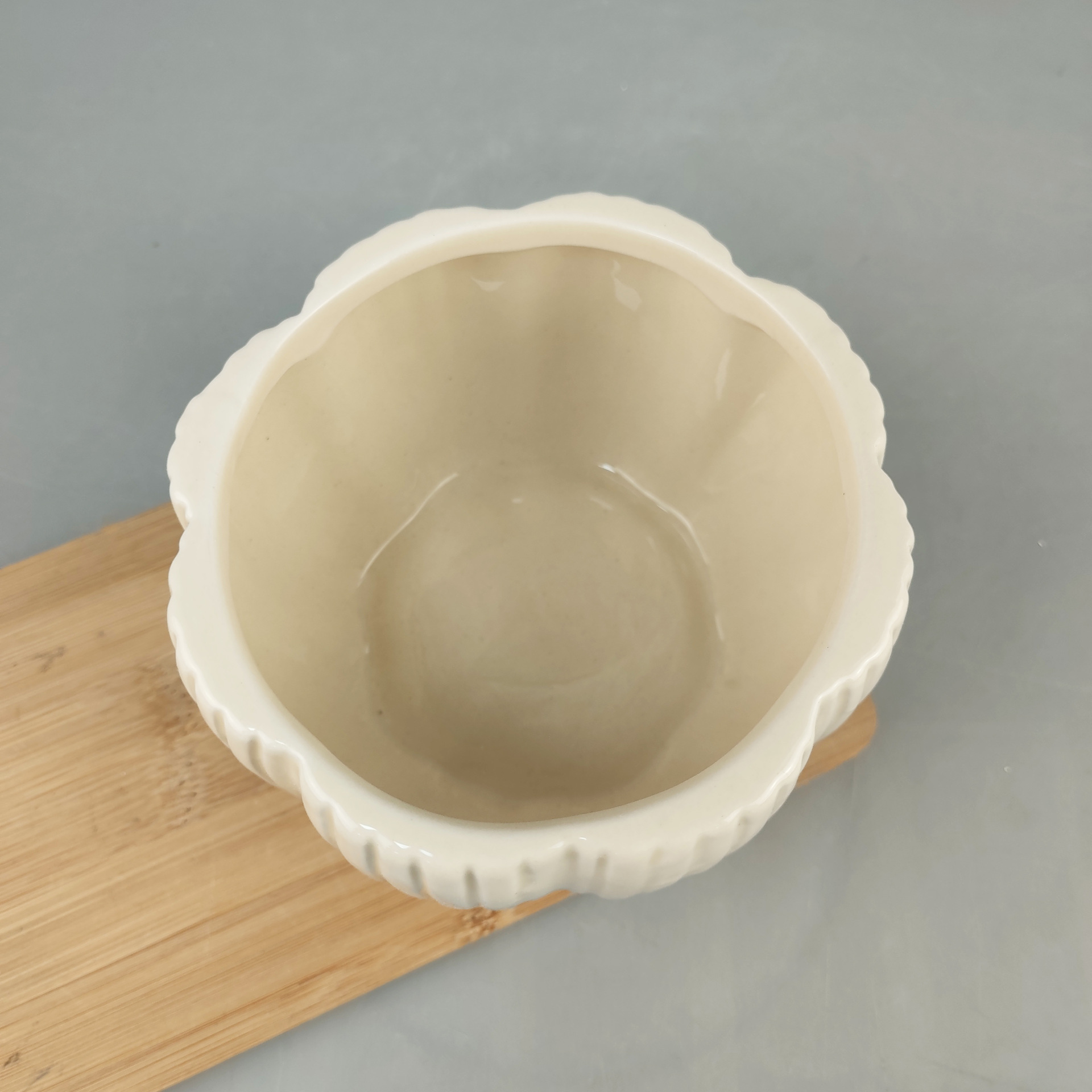 Nuevos productos de moda simple jardín de cerámica mini en forma de V creativo de dibujos animados coloridos maceta de mesa