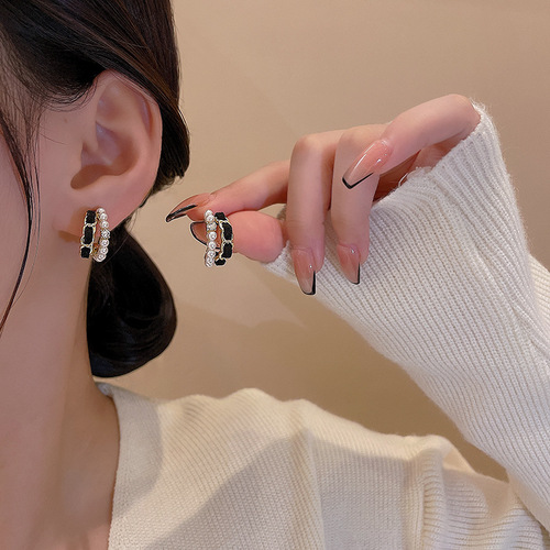 S925 silver needle light luxury niche pearl earrings women ins trendy black leather C-shaped earrings internet celebrity earrings wholesale