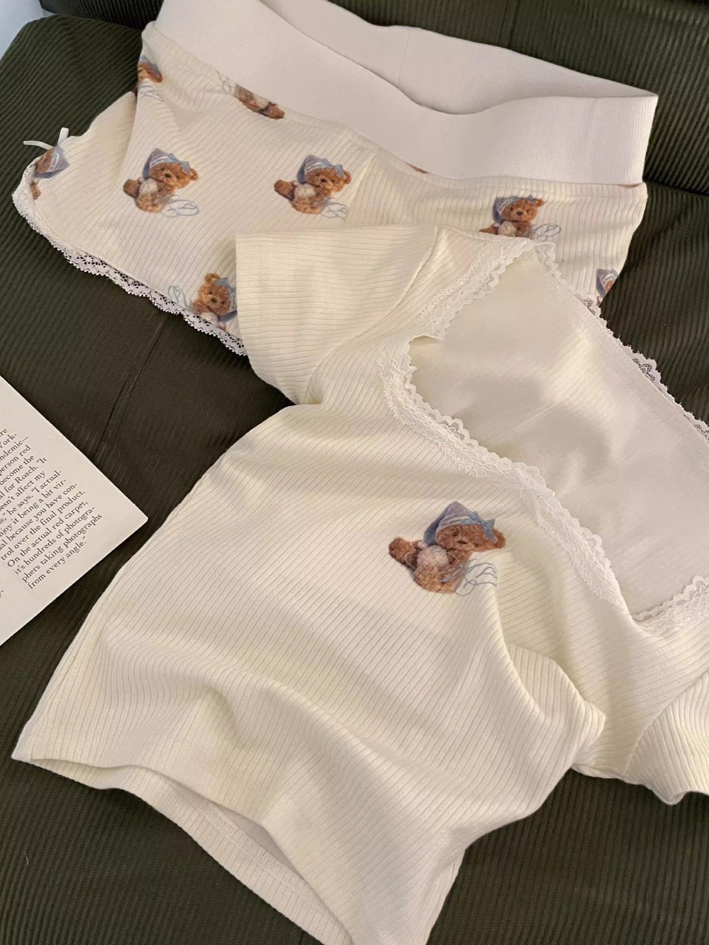 かわいい熊のレースのショートパンツの女性の夏の薄いタイプの韓国系のギャルの純欲風の高い腰の外は家庭服のカジュアルなズボンを着ます。