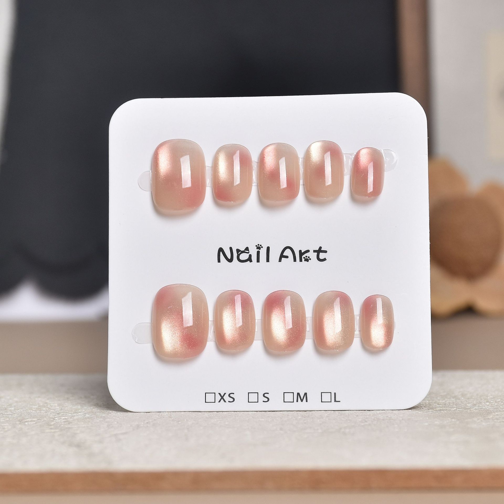 Uñas postizas francesas con diseño floral dorado, estilo ojo de gato, cortas y desmontables, producto de alta gama para arte de uñas 2026.