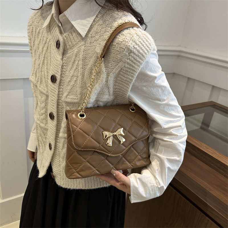 Moda versátil nuevo 2024 invierno de este año popular cadena de arco de diamante bolso de hombro pequeño bolso cuadrado para mujeres