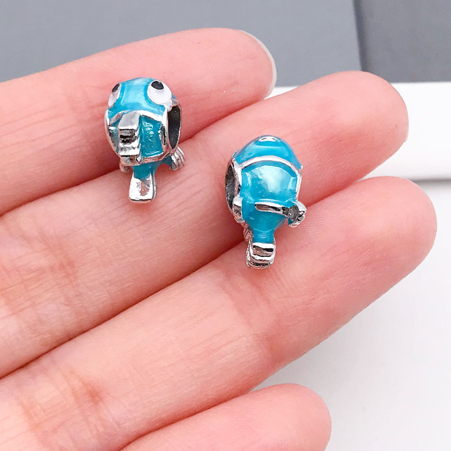 19827-YC-蓝色锌合金点砖小丑鱼大孔珠14x8孔5mm