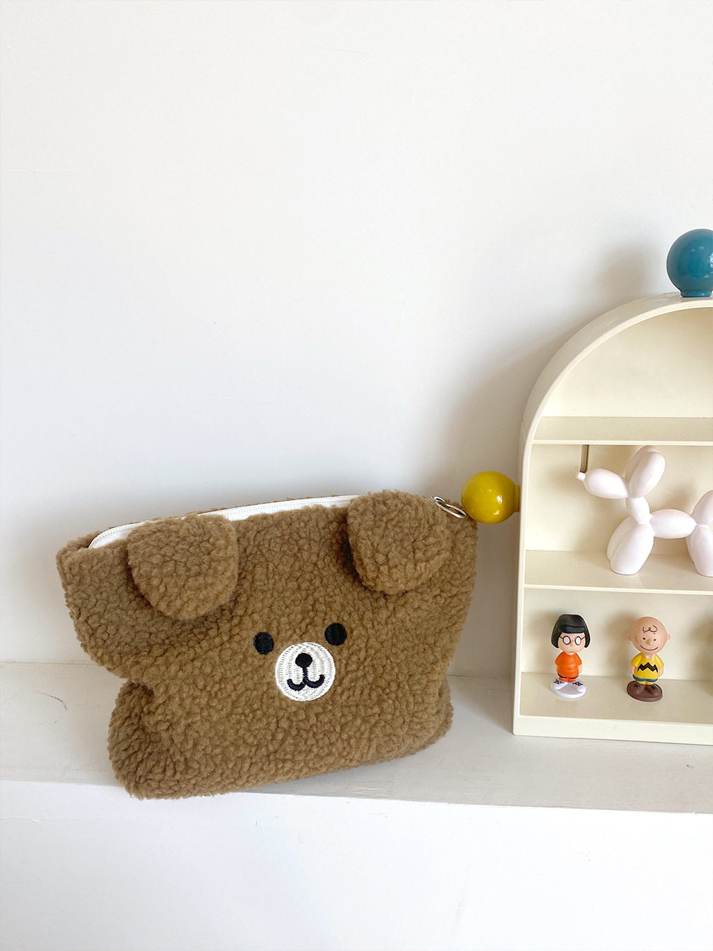 Bolsas de maquillaje bordadas de dibujos animados en otoño y invierno nuevos bolsas de peluche lindas bolsas de almacenamiento de maquillaje portátiles bolsas de lavado