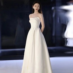 フランス式の胸のサテンの軽いウェディングドレスの花嫁の敬酒服の気質はシンプルで、痩せた宴会に出て、糸の結婚ドレスを着ます。