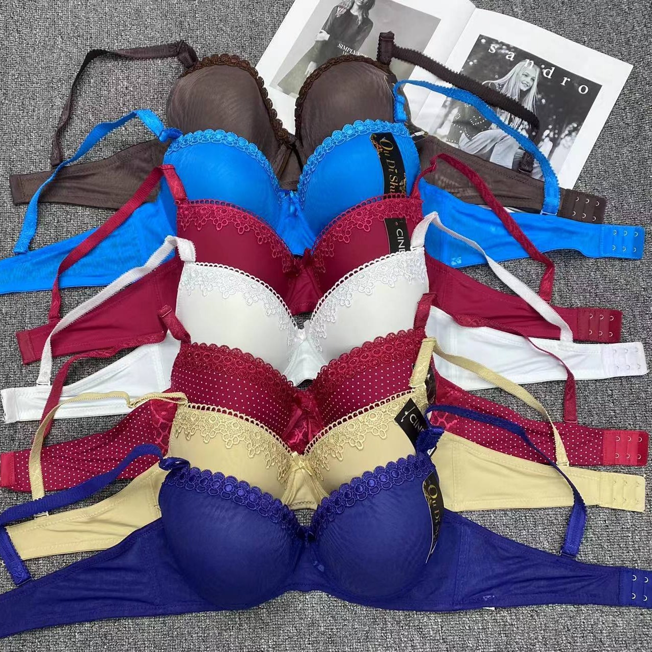 Pedidos extranjeros Inventario europeo y americano mezclado agua soluble flor estilo sujetador nuevo grueso algodón push up tamaño código mezclado texto