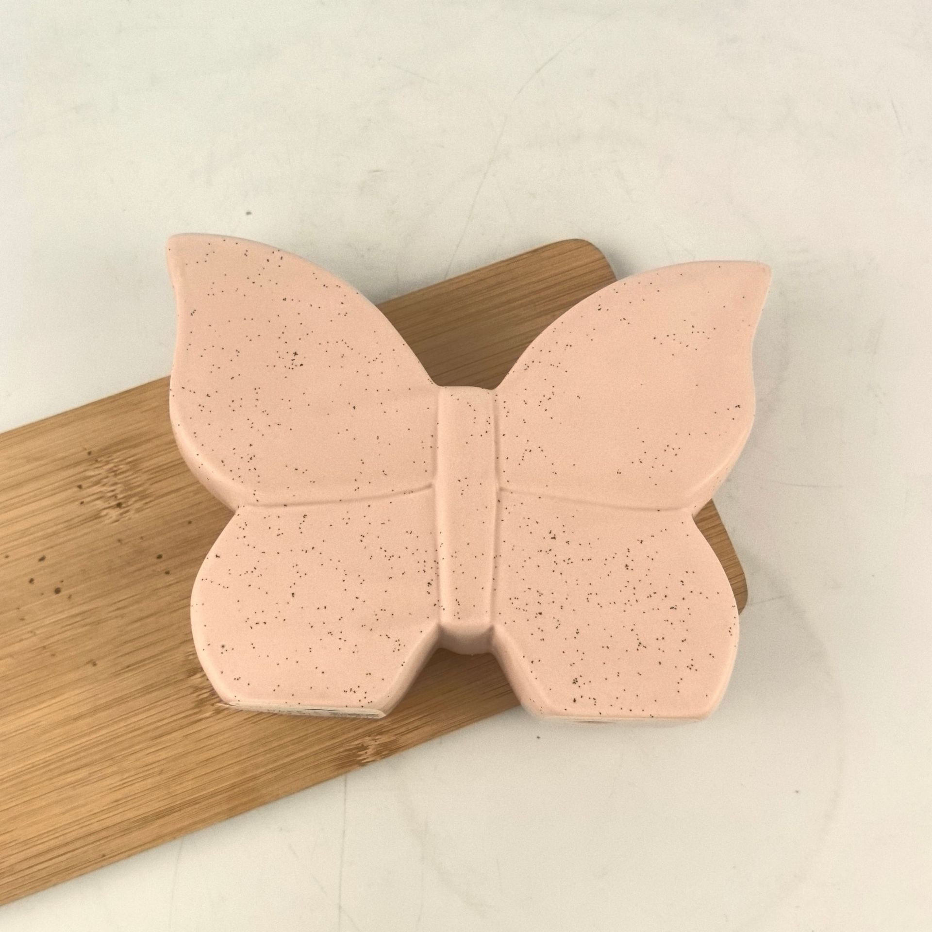 Decoración de mariposa de cerámica simple moderna, gabinete de vino de corazón de niña de alto valor, sala de estar, entrada de casa nueva, gabinete de TV, escritorio