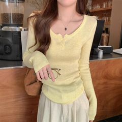 甜美u领嫩黄色针织毛衣女2025春秋修身bm绝美坑条纽扣长袖打底衫