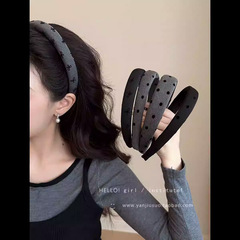 グレーの少女グレーの波点のカチューシャ