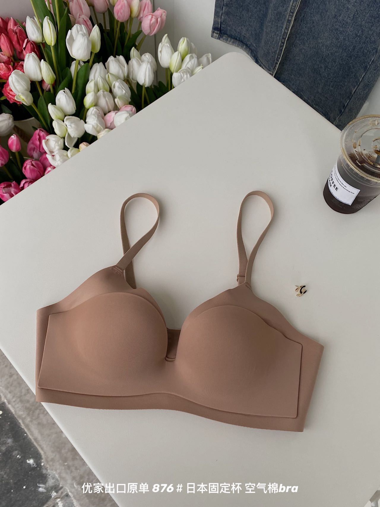 Ropa interior de aire de copa fija delgada de verano para mujer Copa de una sola pieza inalámbrica sin costuras pequeño cofre reunido sujetador de soporte suave