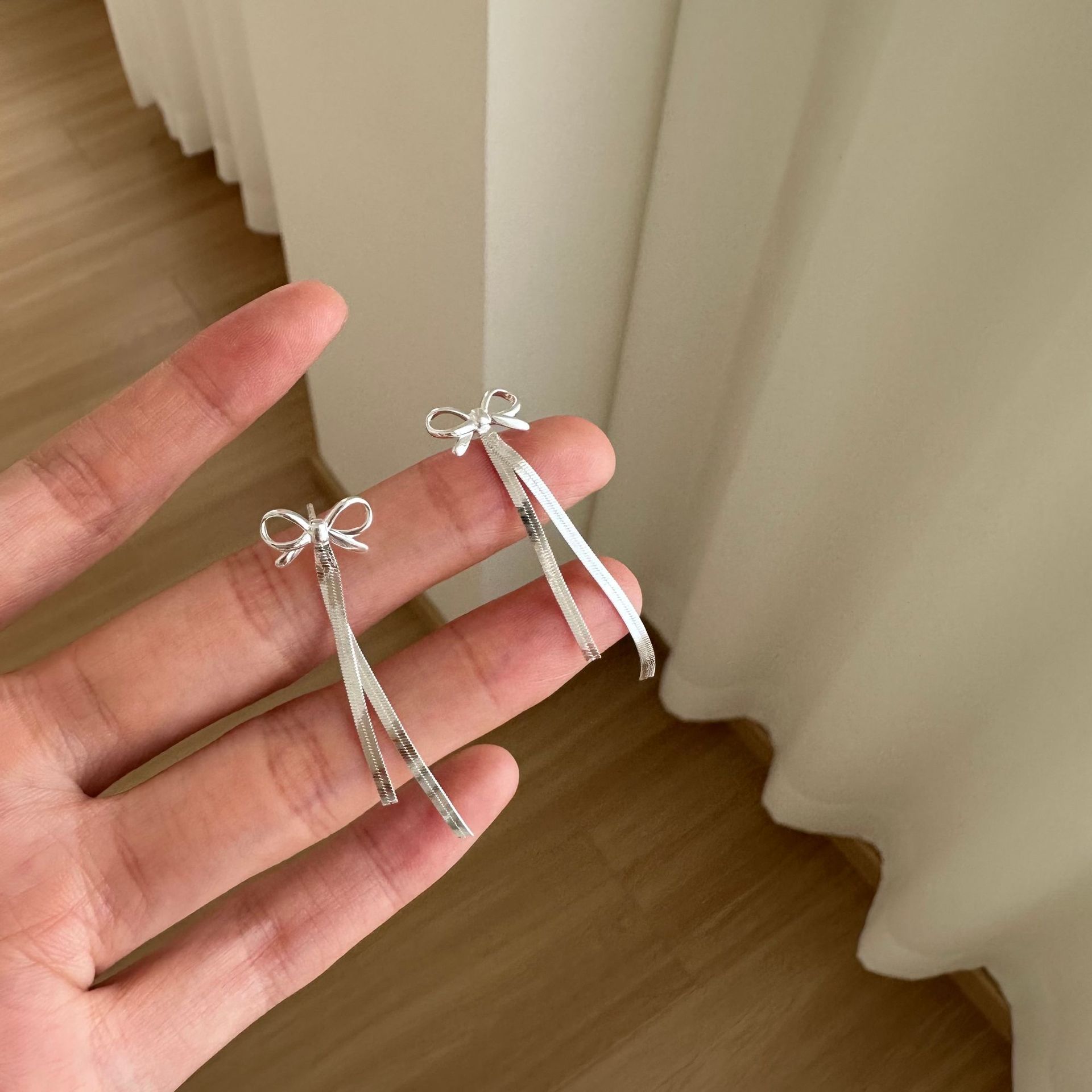 Chain with bow