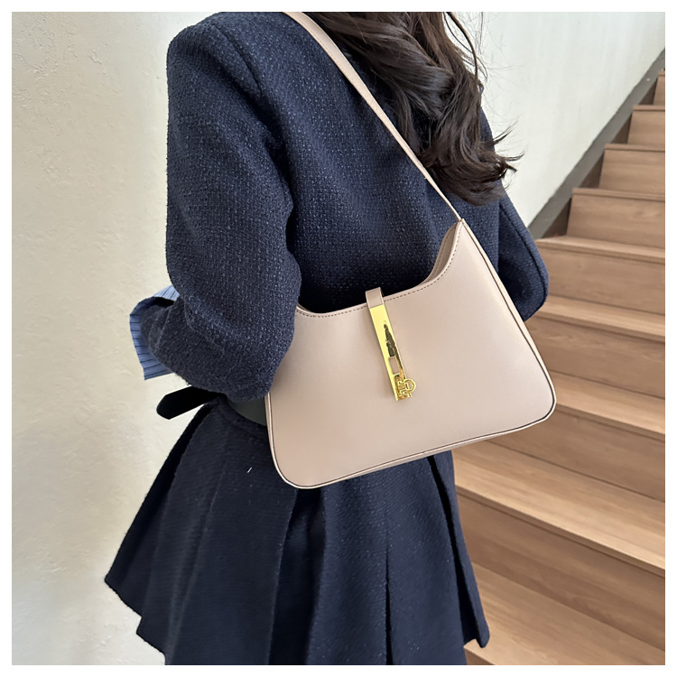 Textured lock buckle Korean style shoulder bag new style 2024 autumn and winter temperament commuter motorcycle bag fashionable style armpit bag _voghion.com