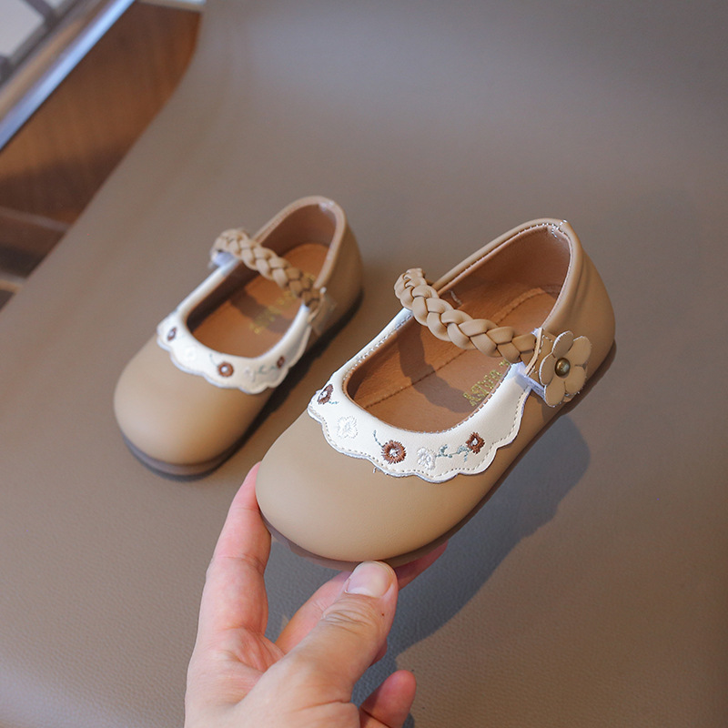 Girls' Single Shoes 2026 Spring and Autumn New Style Embroidered Floral Chinese Style Dance Shoes Princess Shoes Soft-Soled Small Leather Shoes Trendy