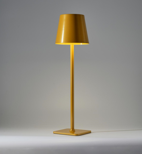 Lámpara de mesa de hierro de pie alto restaurante lámpara de mesa de carga al aire libre Poldina Amazon USB táctil tres colores luz Amazon